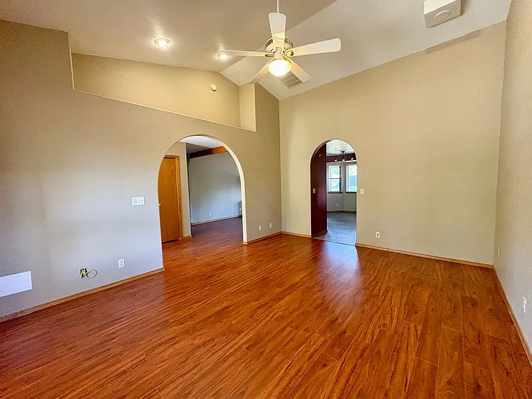 1636 W Ashley Way — Photo 3