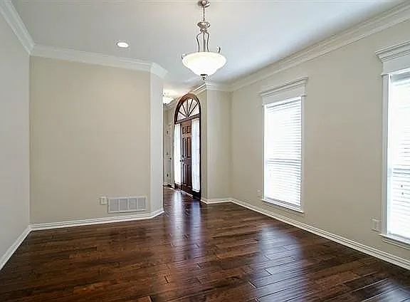 Formal sitting room viewing entrance