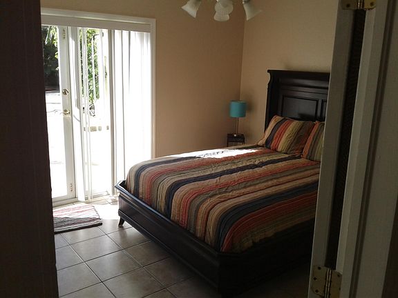 Guest room gueen bed set