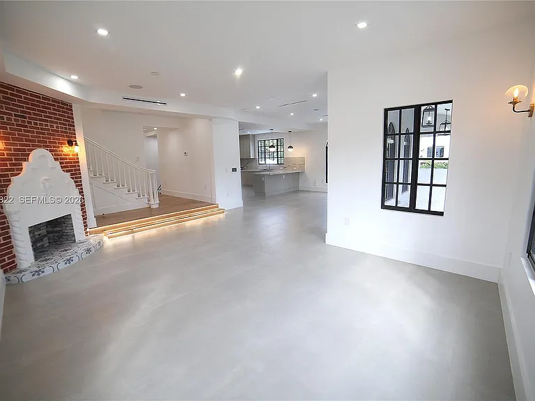 1345 Hollywood Blvd — Photo 19