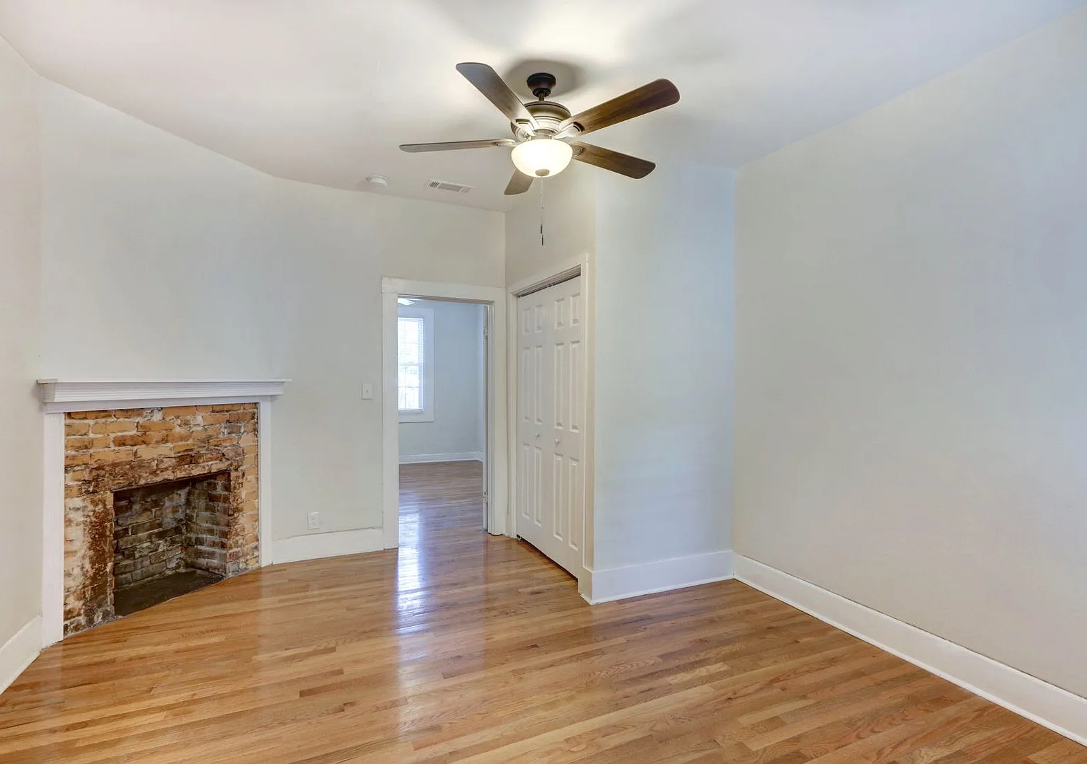 Large Brand New - One Bedroom (2 blocks from Historic Distr.) — Photo 1