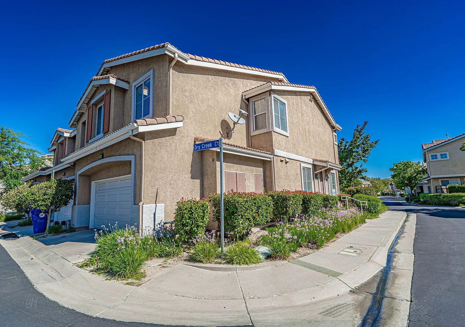 4 Bedroom Oaklane Townhome in Santa Clarita! — Photo 2