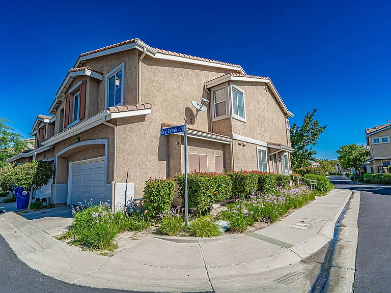 25410 Dry Creek Ct — Photo 2