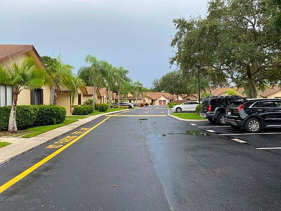 Exterior Neighborhood (street photo)
