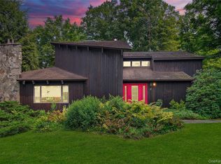 27 Woodland Dr, Salt Point, NY 12578