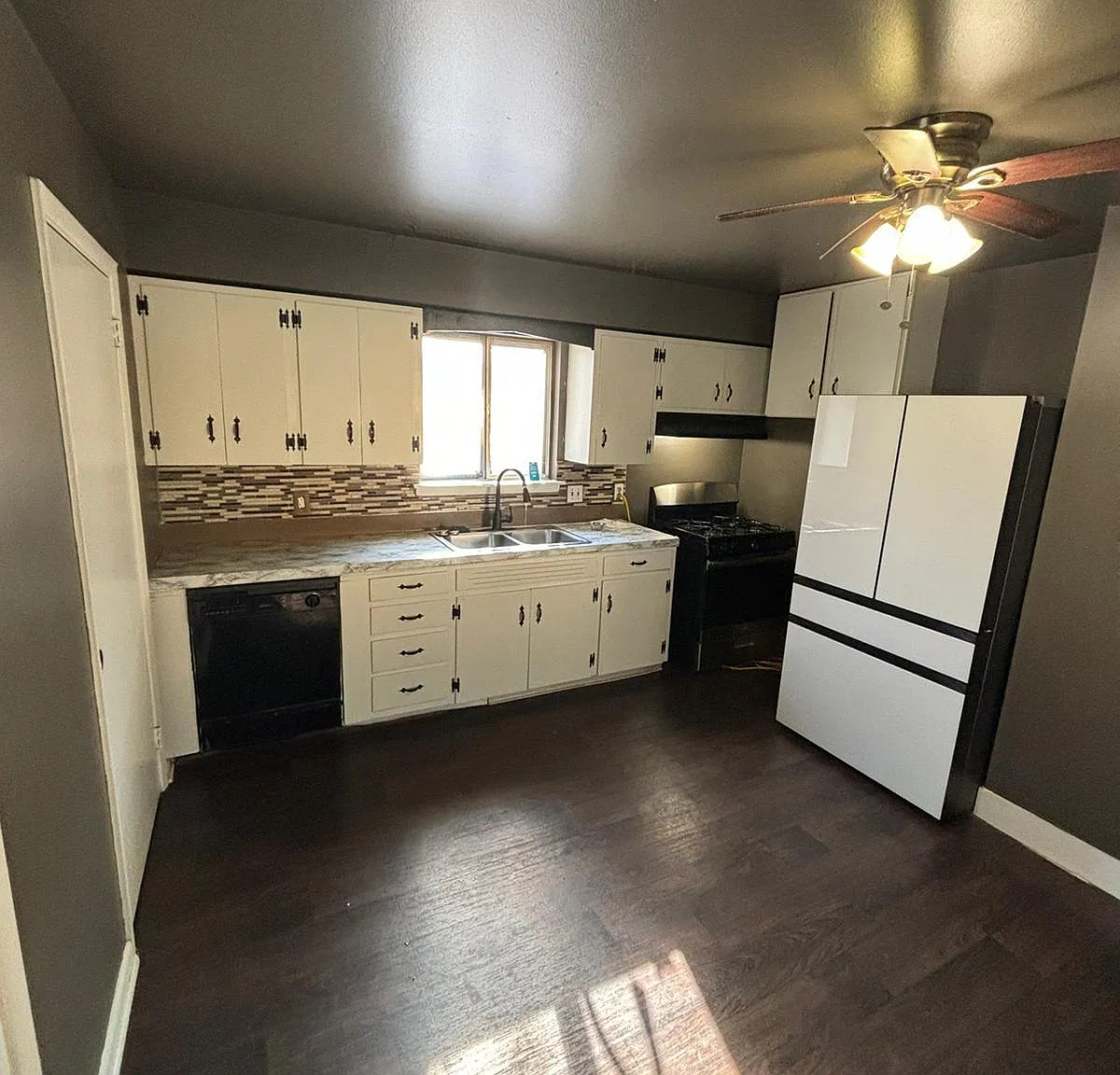 3 bed, 888 sqft, $1,075 — Photo 2