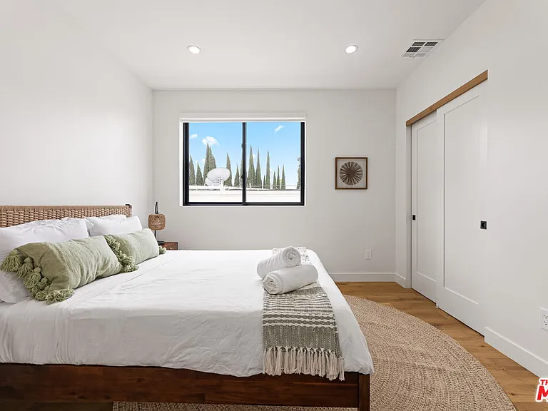 5118 Laurel Canyon Blvd — Photo 5