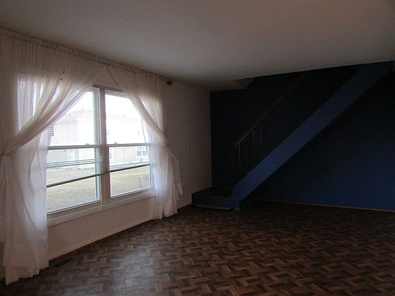 5th image of 329 Farmingdale Cir