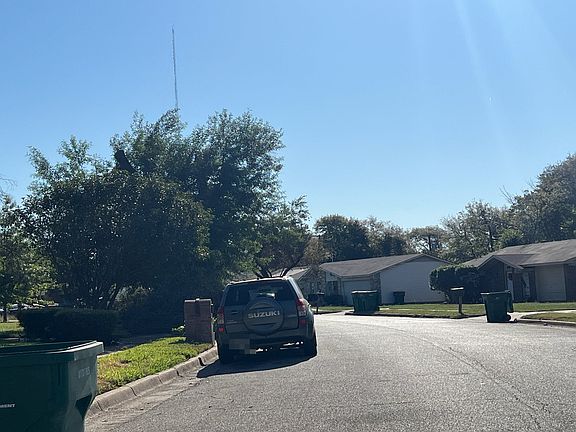 4th image of 136 Astoria Dr