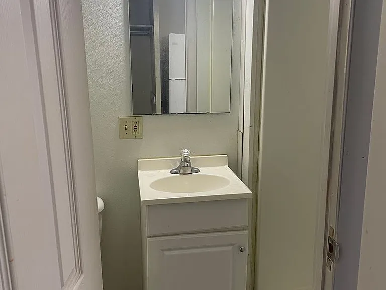 906 E Burlington Apartments! — Photo 7