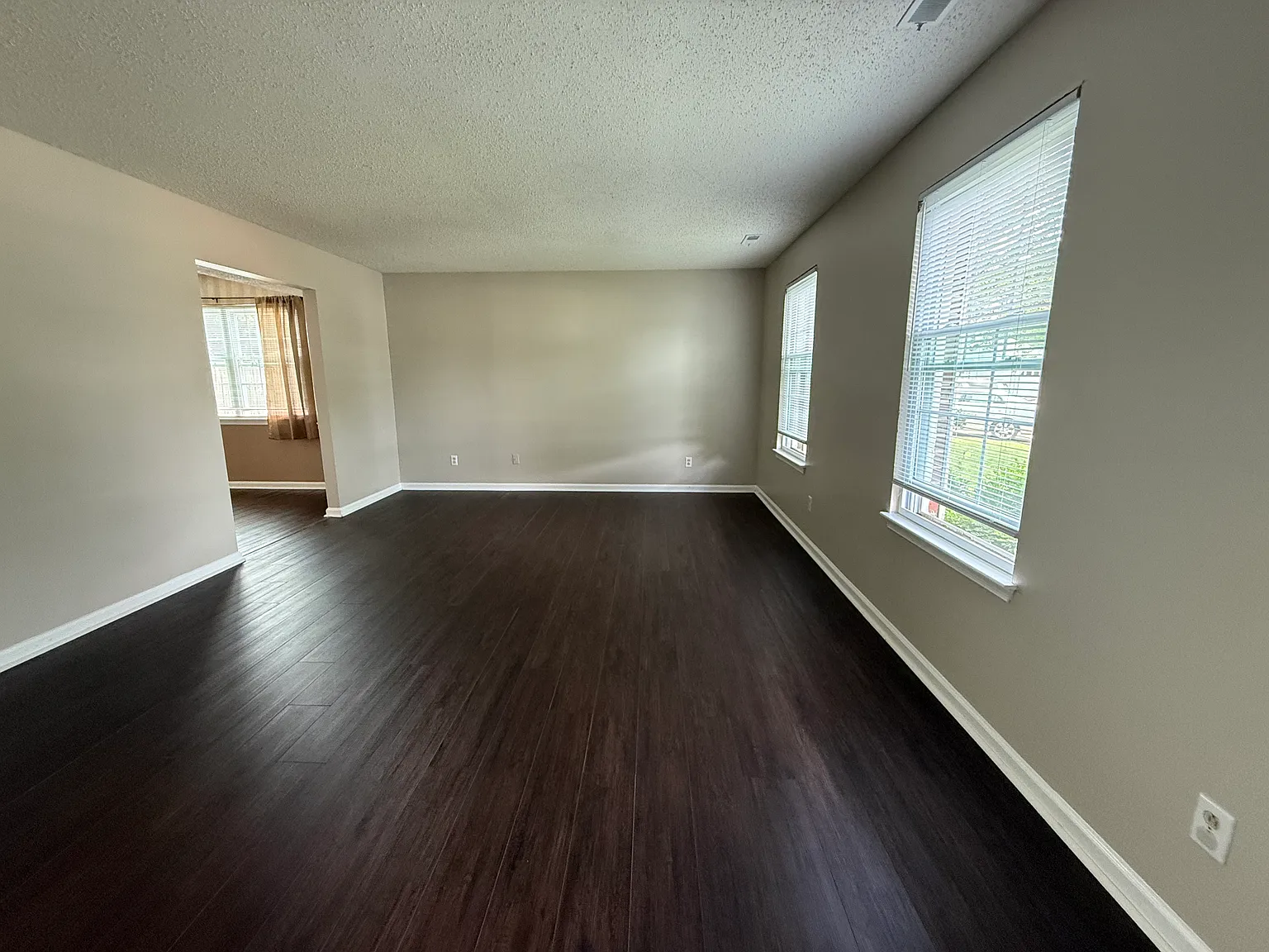 3 bed, 2.5 bath, 2196 sqft, $2,600 — Photo 2