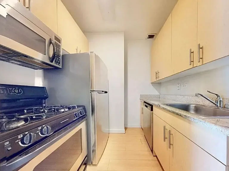 90 Washington St #7P — Photo 3