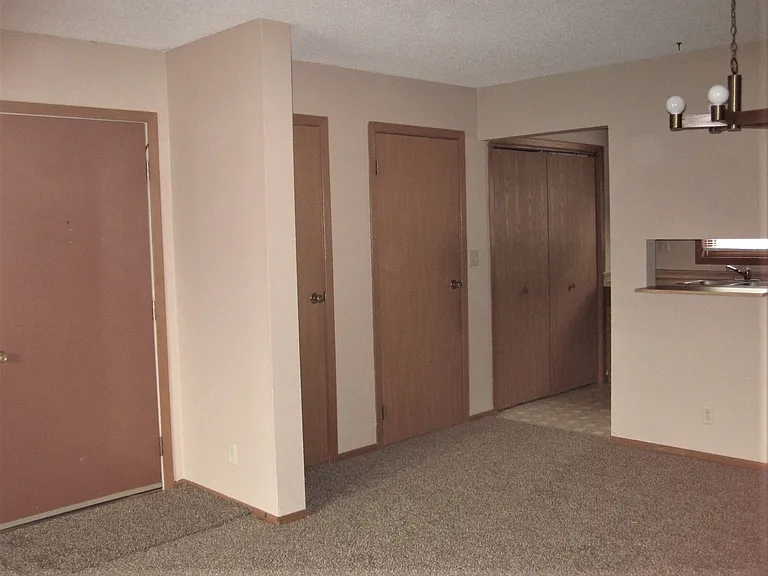 325 W 9th St #B — Photo 5