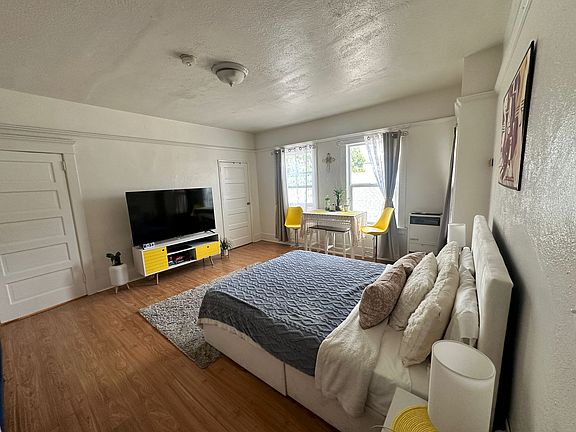 5th image of 1717 N Mariposa Ave #4
