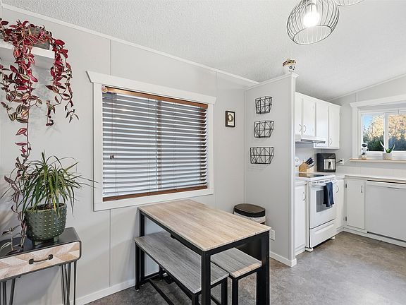 4th image of 1555 Howe Rd #35