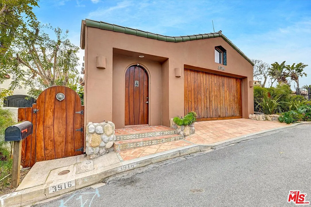 3 bed, 2.5 bath, 2856 sqft, $16,000 — Photo 3