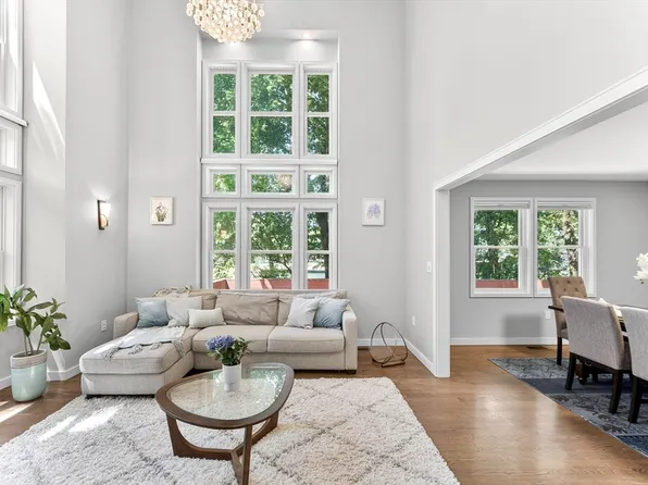 142 Edinboro St #142, Newtonville, MA 02460