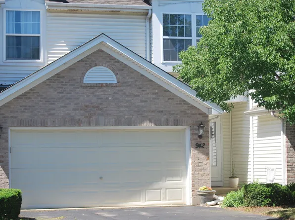942 Viewpoint Dr, Lake In The Hills, IL 60156