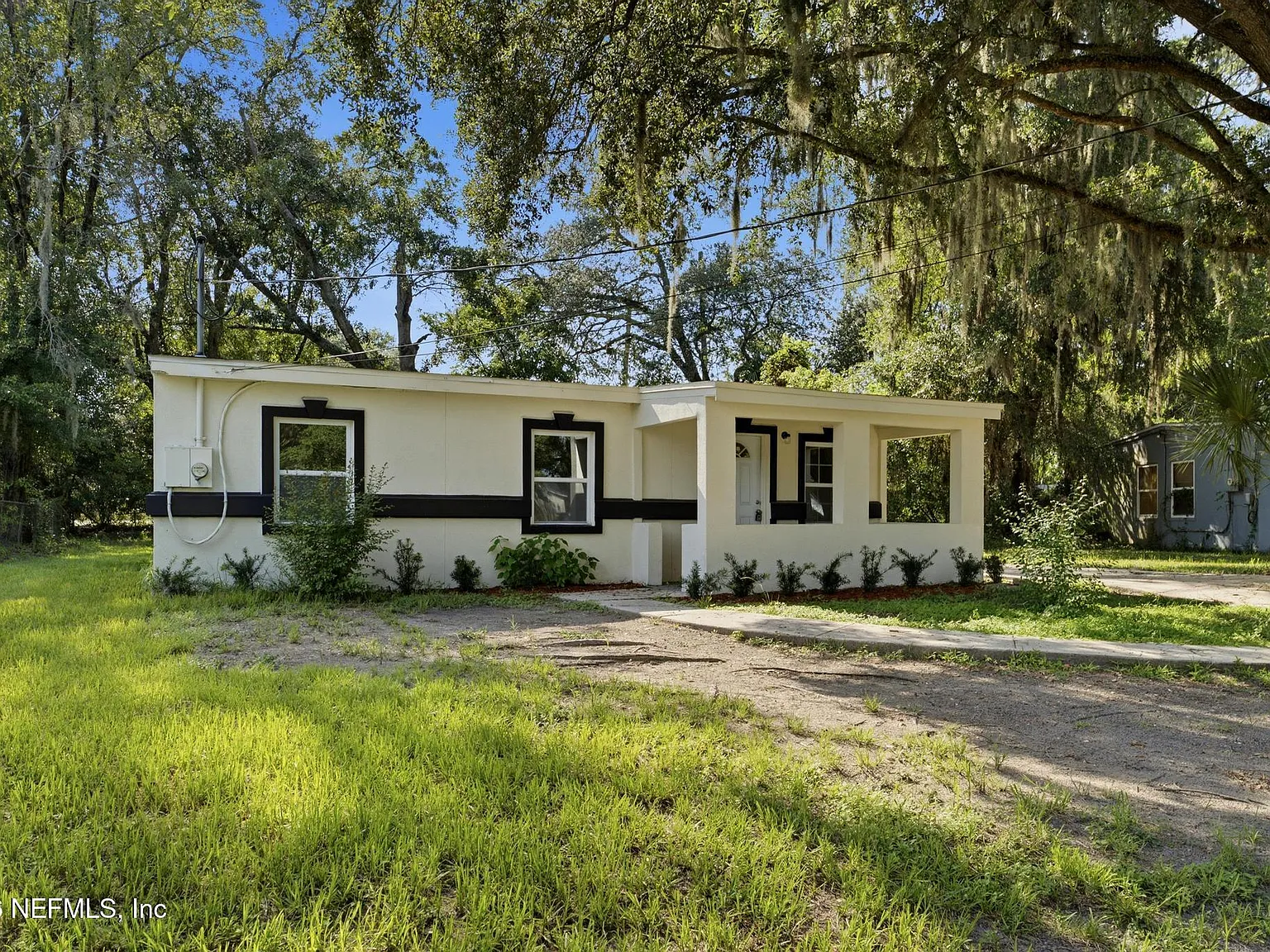 3 bed, 2.0 bath, 1058 sqft, $1,462 — Photo 2