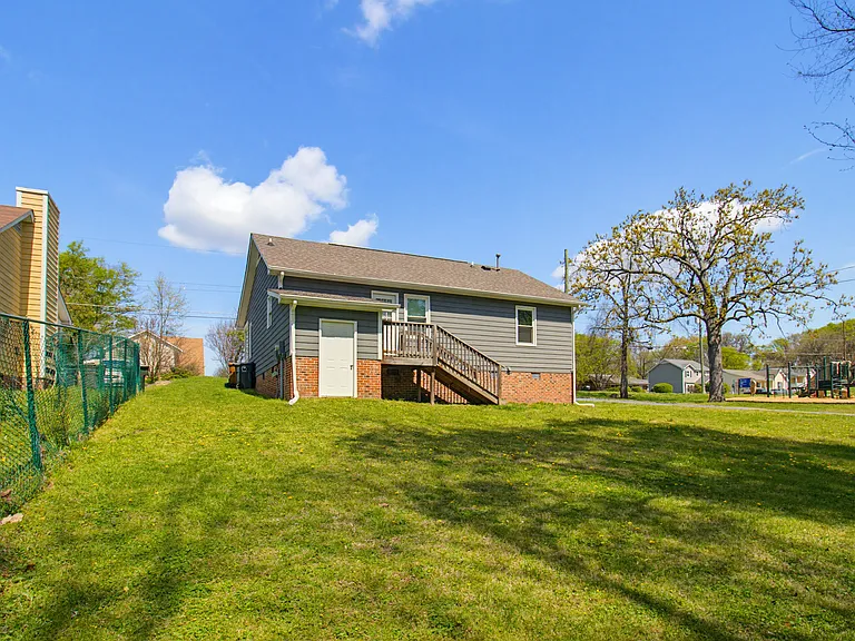 210 E McCulloch St — Photo 27