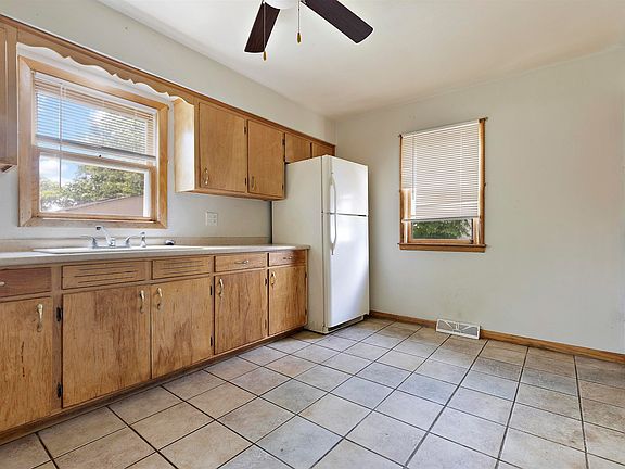 5th image of 2412 Midway Dr