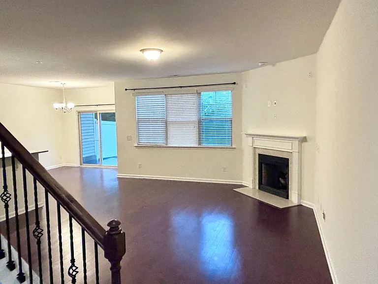 535 Whitworth Ln — Photo 9