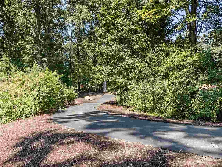 76 Millbrook Dr — Photo 30