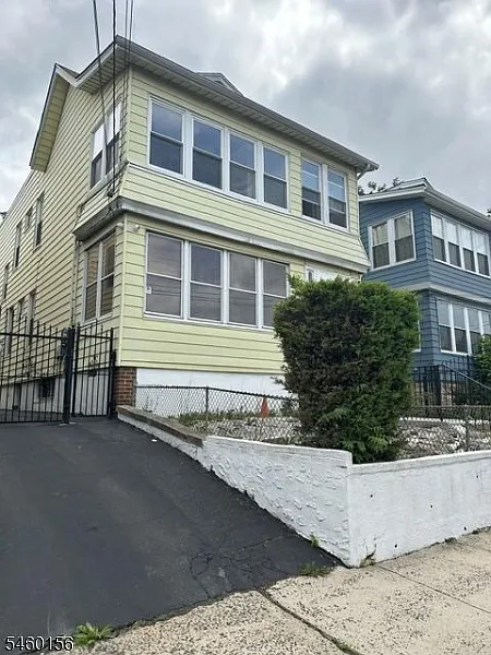 3 bed, 1.0 bath, $1,950 — Photo 1