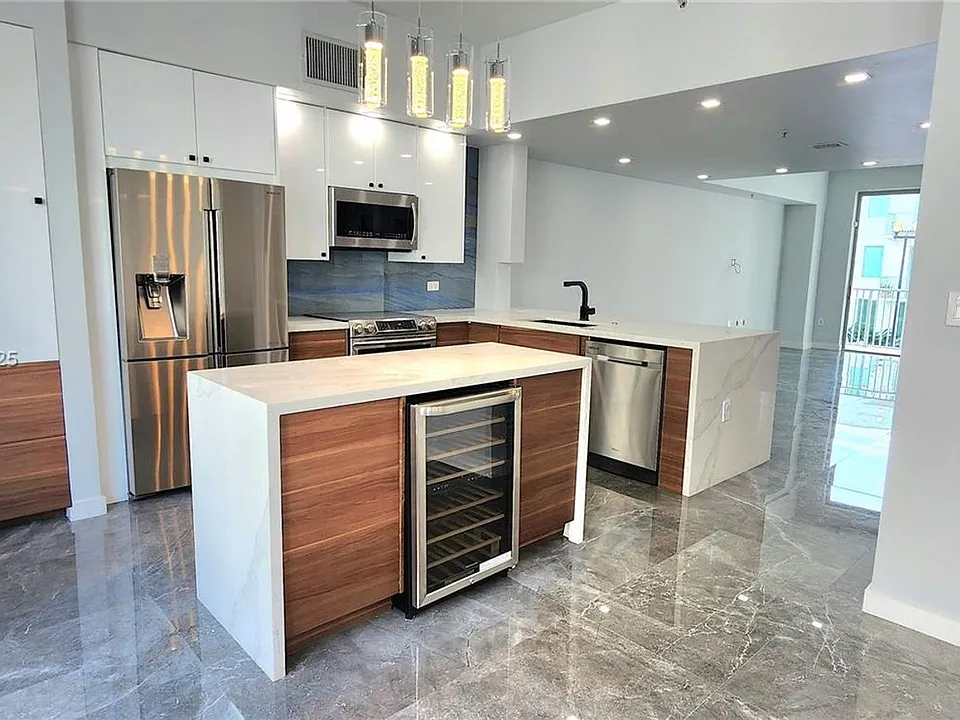 2146 Van Buren St #403