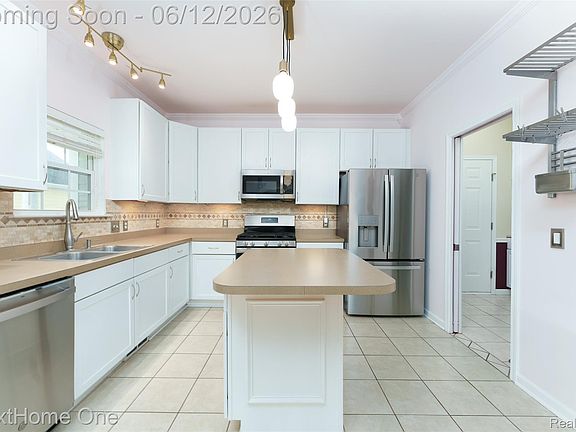 5th image of 1818 Gilmore St