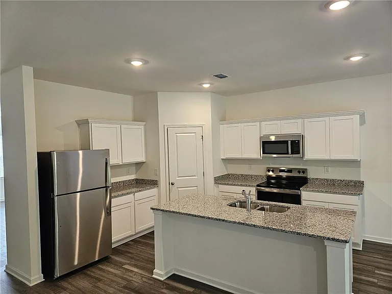 326 Silverton Dr — Photo 3