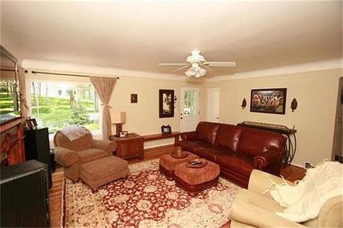 4th image of 2406 S Park Dr