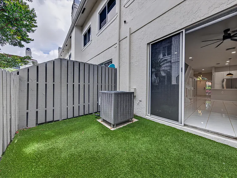 835 NE 17th Way — Photo 14