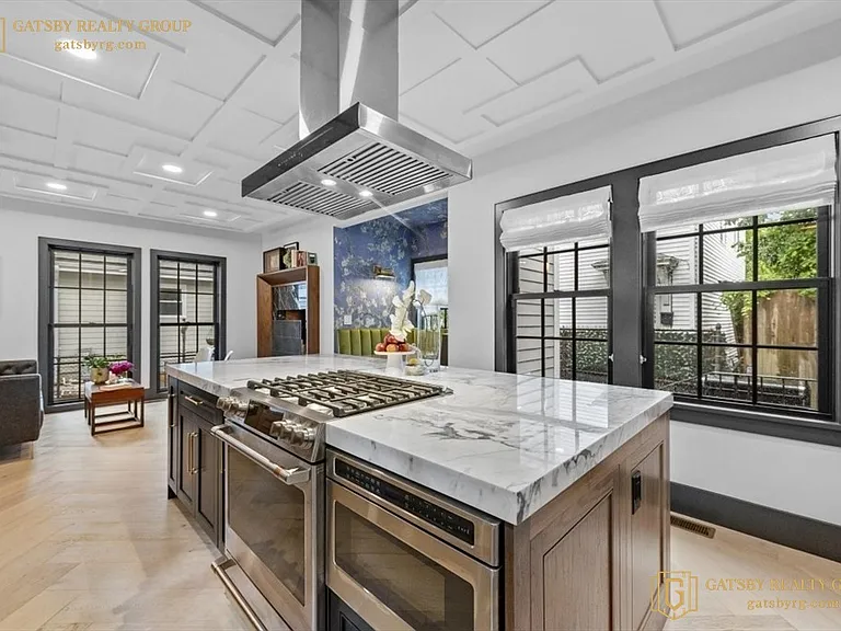 208 Windsor St — Photo 1
