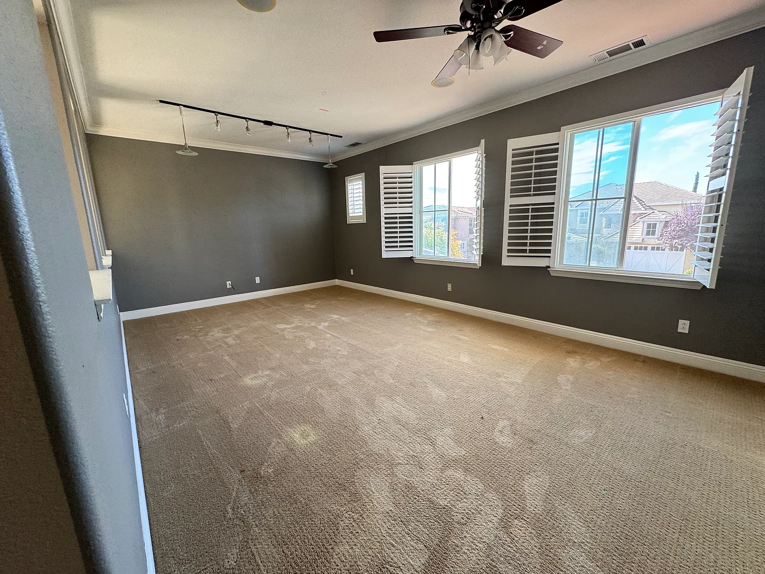 5 bed, 4.5 bath, 3668 sqft, $6,600 — Photo 3