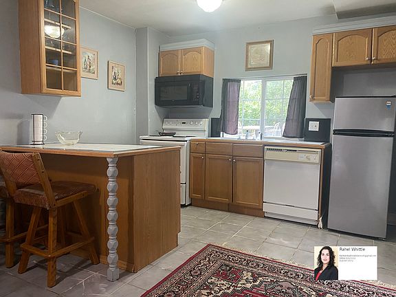 Breakfast Nook, eat-in Fully Equiped Kitchen