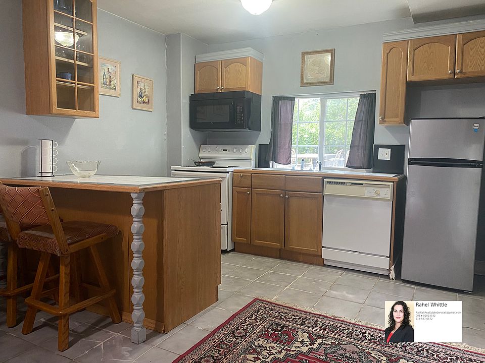 Breakfast Nook, eat-in Fully Equiped Kitchen