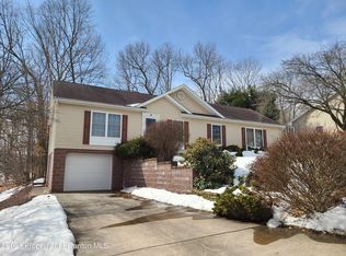 29 Oakwood Dr, Scranton, PA 18504