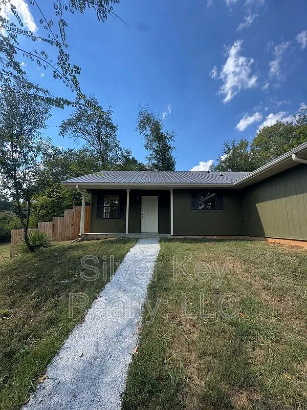 2 bed, 1.0 bath, $1,095 — Photo 1