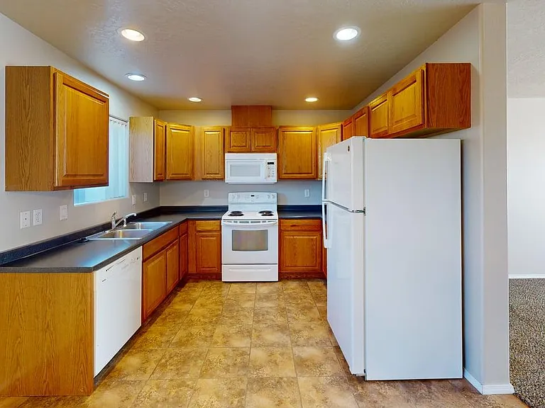 631 NW 3rd St #B — Photo 9
