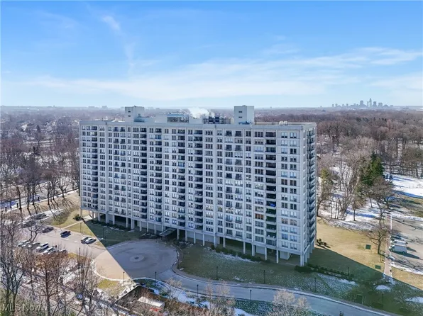 1 Bratenahl Pl APT 205, Bratenahl, OH 44108