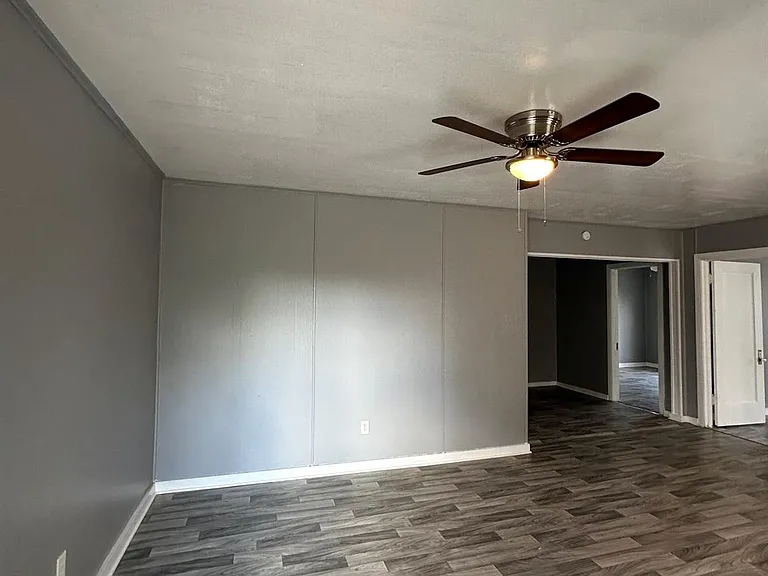 1907 Avenue C #4 — Photo 7