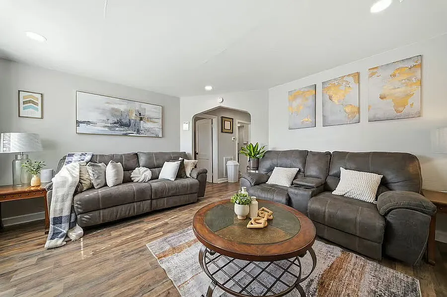 2 bed, 1.0 bath, 900 sqft, $2,300 — Photo 1