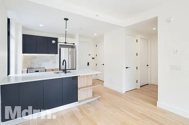 Rented by Mdrn Residential | media 37