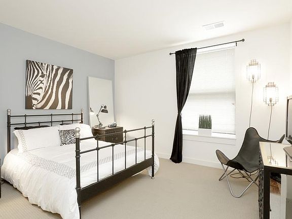 4th image of 1809 W Argyle St APT 4A