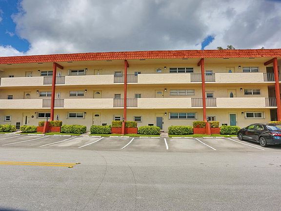 4th image of 9611 N Hollybrook Lake Drive #106