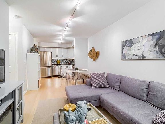 3rd image of 250 Wellington St W #326