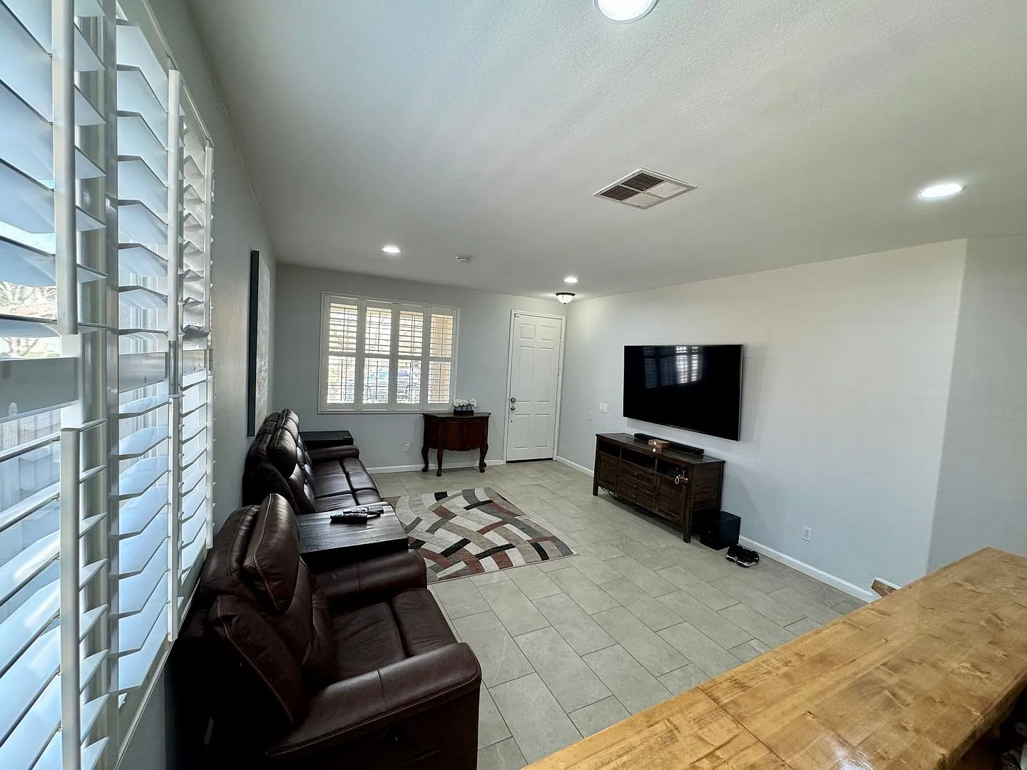Spacious 6 bedroom home — Photo 3