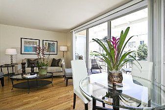 :: 1734 Bay St., #102