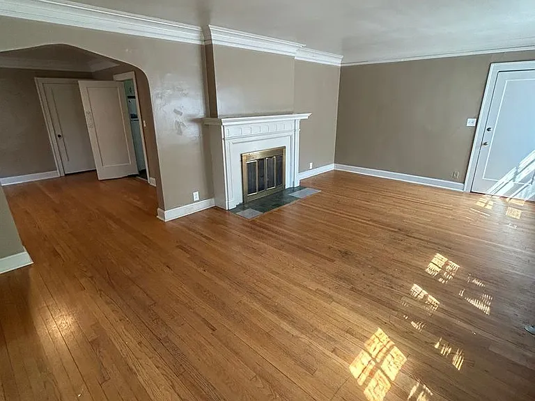 5446 Charlotte St — Photo 3